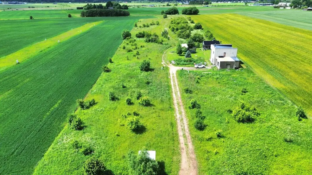 Žemės sklypas su privažiavimo keliuku iš drono