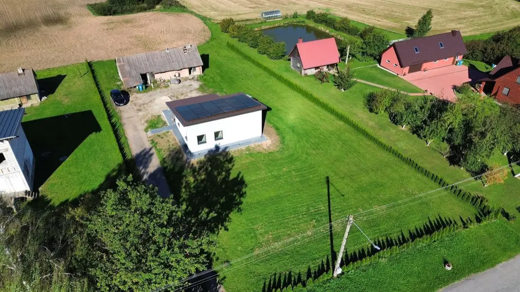Kaimo sodyba su erdvia veja iš drono