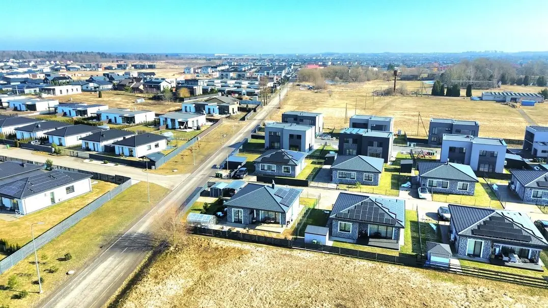 Naujas kotedžų kvartalas su gatvėmis iš drono