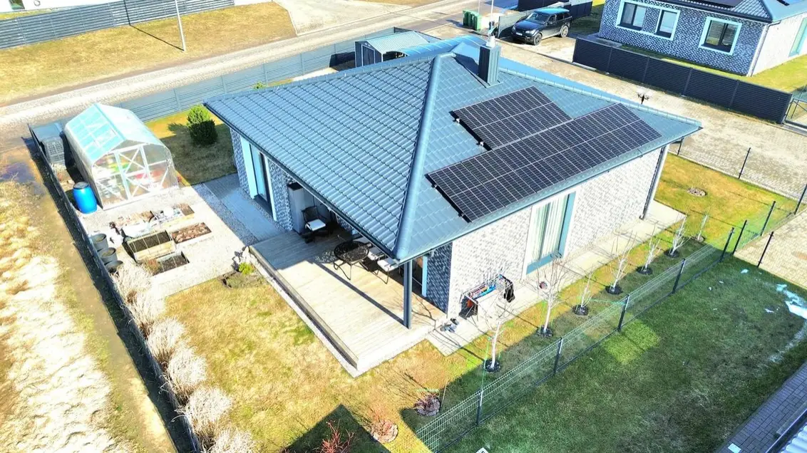 Individualus namas su saulės elektrine ir sklypu iš drono