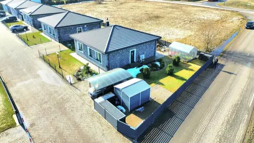 Kotedžas su sklypu ir kiemu iš drono