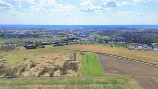 Žemės sklypai miesto pakraštyje iš drono
