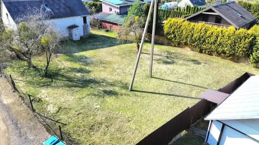Sodo sklypas su vaismedžiu ir kaimynų nameliais