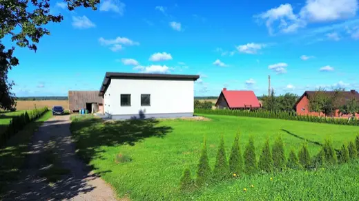 Kaimo namas su veja ir tujų gyvatvore
