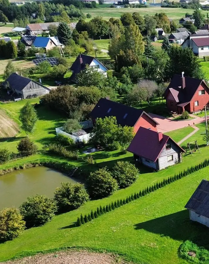 Sodų bendrija su nameliais, vaismedžiais ir tvenkiniu iš drono