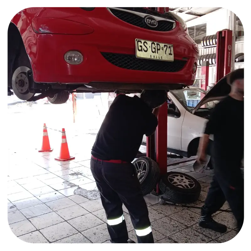 Mecánico de Servin trabajando en un auto en el elevador