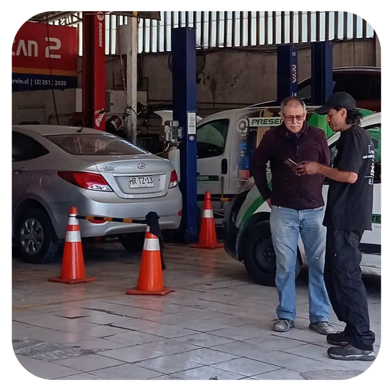 Cliente conversando con un mecánico de Servin en el taller