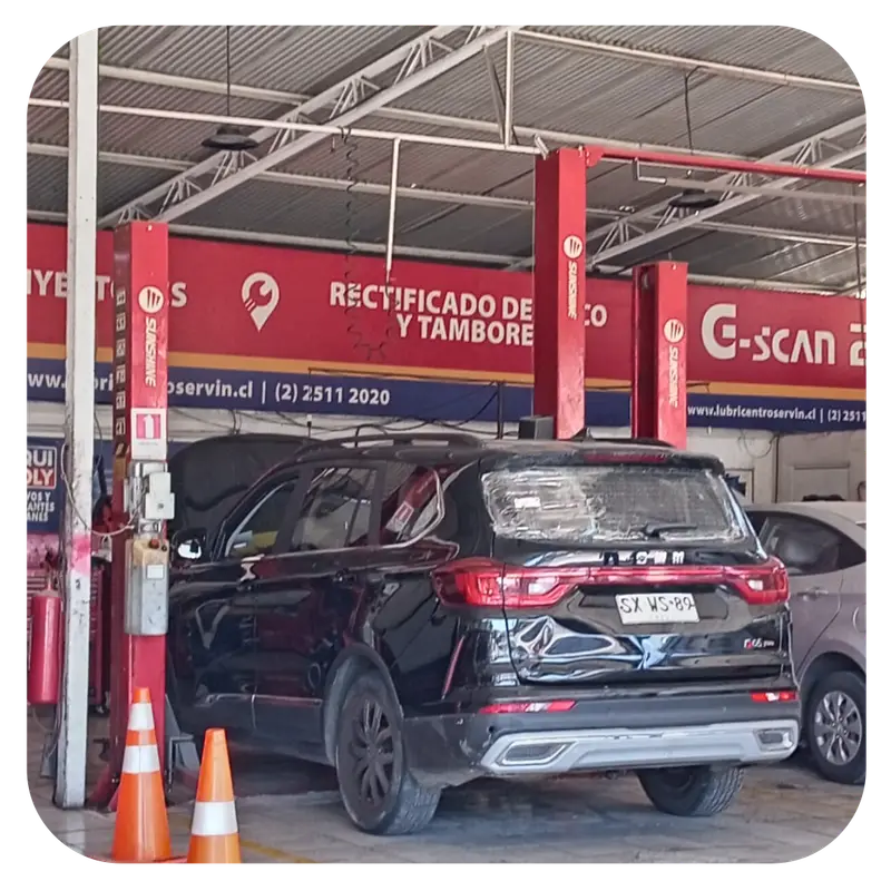 SUV en el taller de Servin durante una mantención