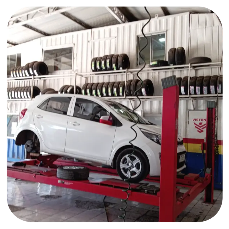 Auto blanco en una rampa del taller de Servin