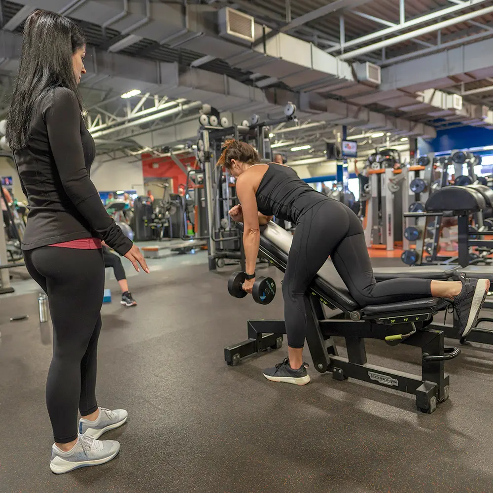 A Klub 20 personal trainer coaching a client one-on-one