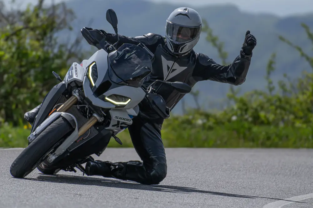 Federico Pieri in piega con il ginocchio a terra, in sella alla moto