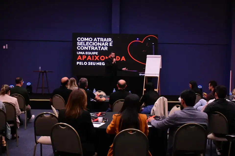 Kadu Molina conduz uma apresentação sobre equipes para líderes em sala