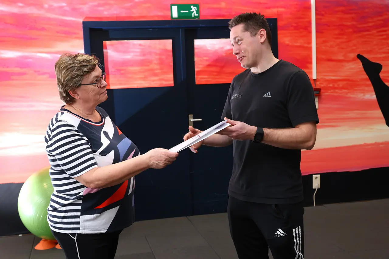 Een coach in gesprek met een lid bij Sporty-x