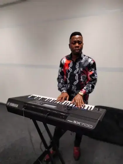 Prince Olikeze leads worship