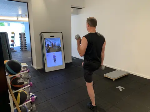 Een sporter oefent voor een Pixformance-scherm bij Sporty-x