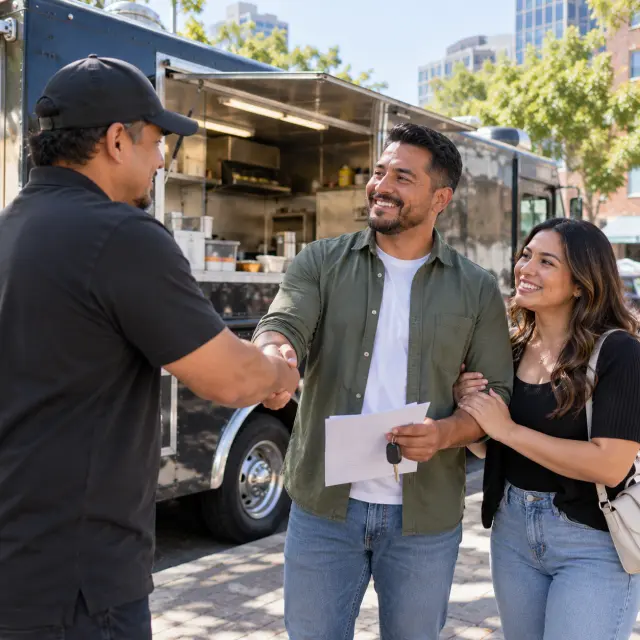 Hombre latino comprando un food truck