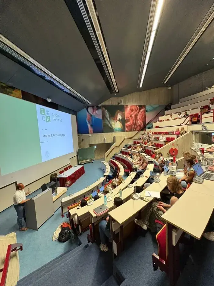 Dr. Godian Ejiogu geeft een lezing