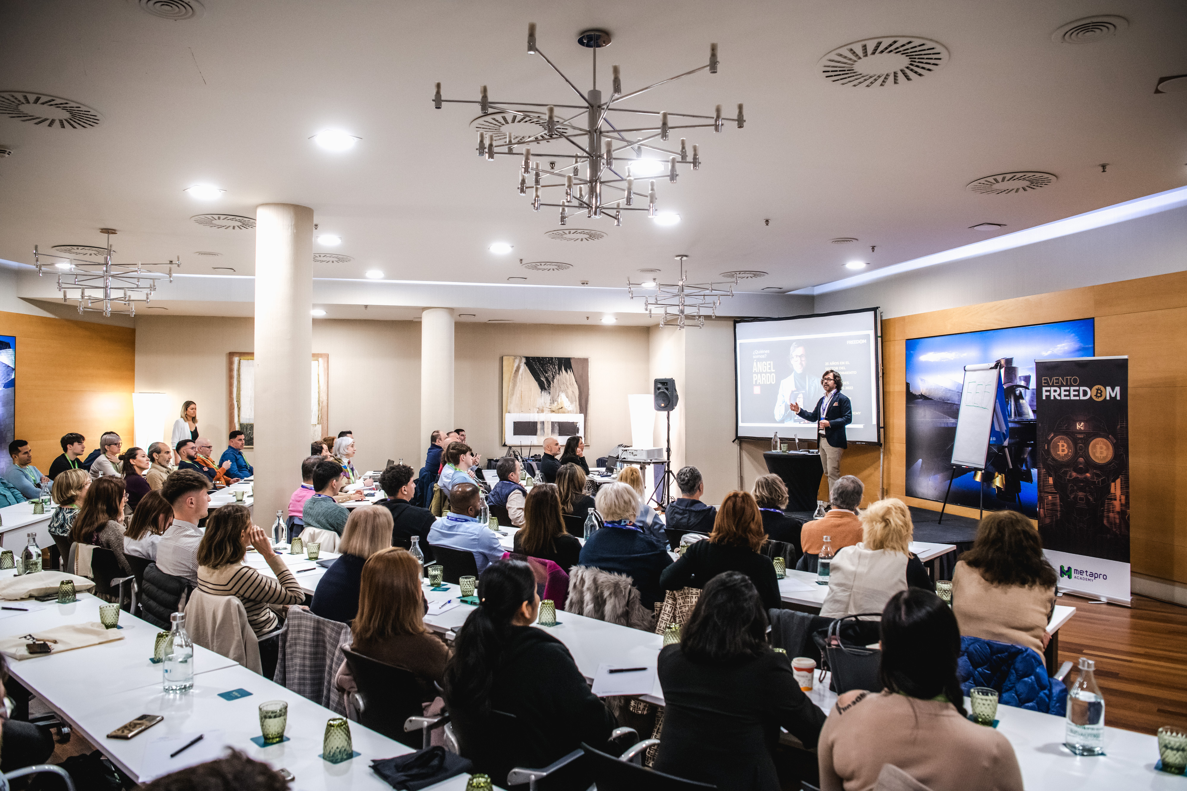 Sala llena en una formación