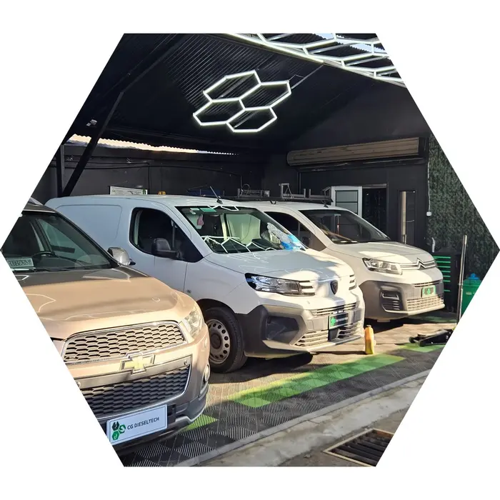 Taller CG Dieseltech en San Miguel: camionetas en mantención bajo las luces hexagonales