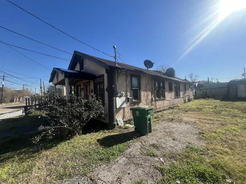 3268 Holman St: Before