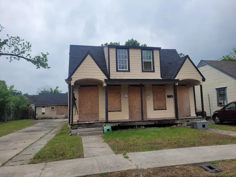 5238 Pease St: Before