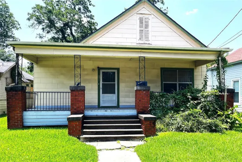 2209 Gano St: Before