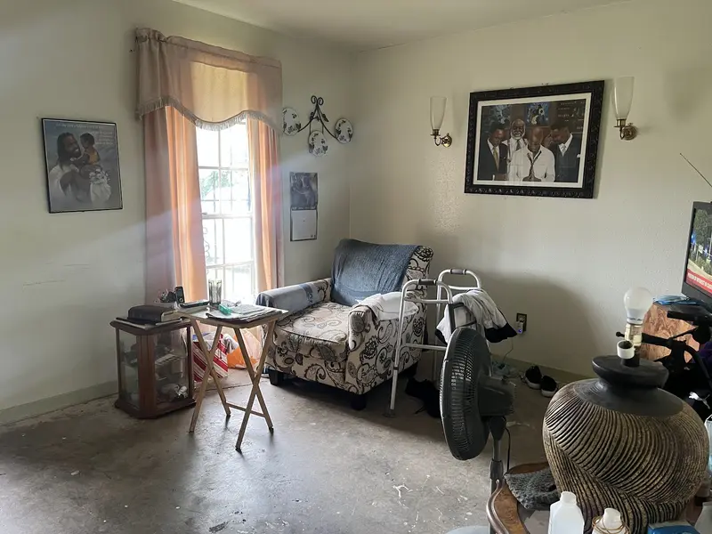 1907 Bunzel St, Houston: Before