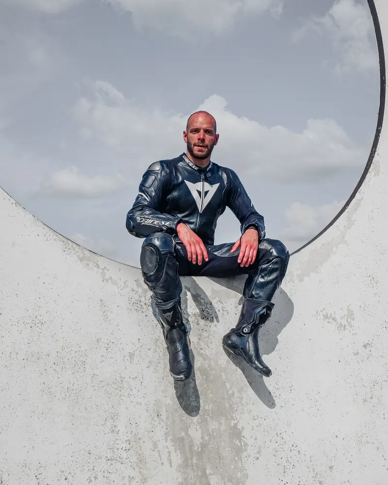 Federico Pieri, istruttore federale FMI di guida moto, in tuta da moto