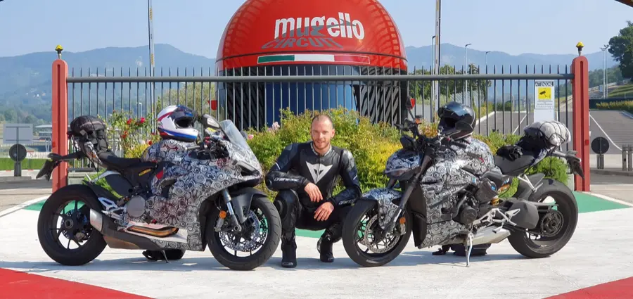 Federico Pieri al circuito del Mugello tra due moto