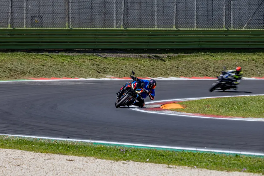 Moto in curva in pista