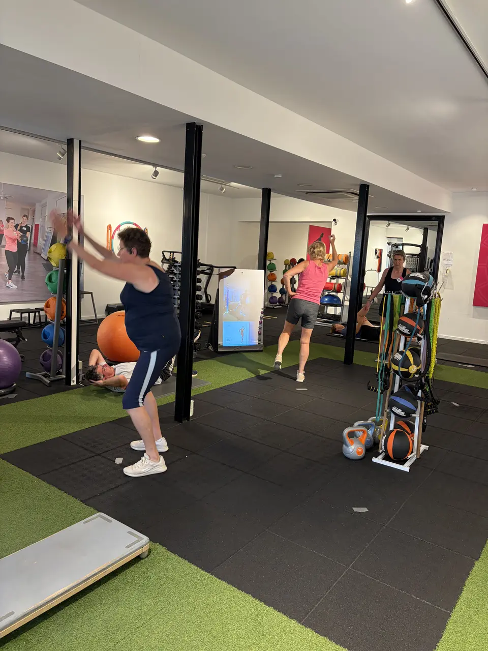 Mensen trainen samen in de clubruimte van Sporty-x