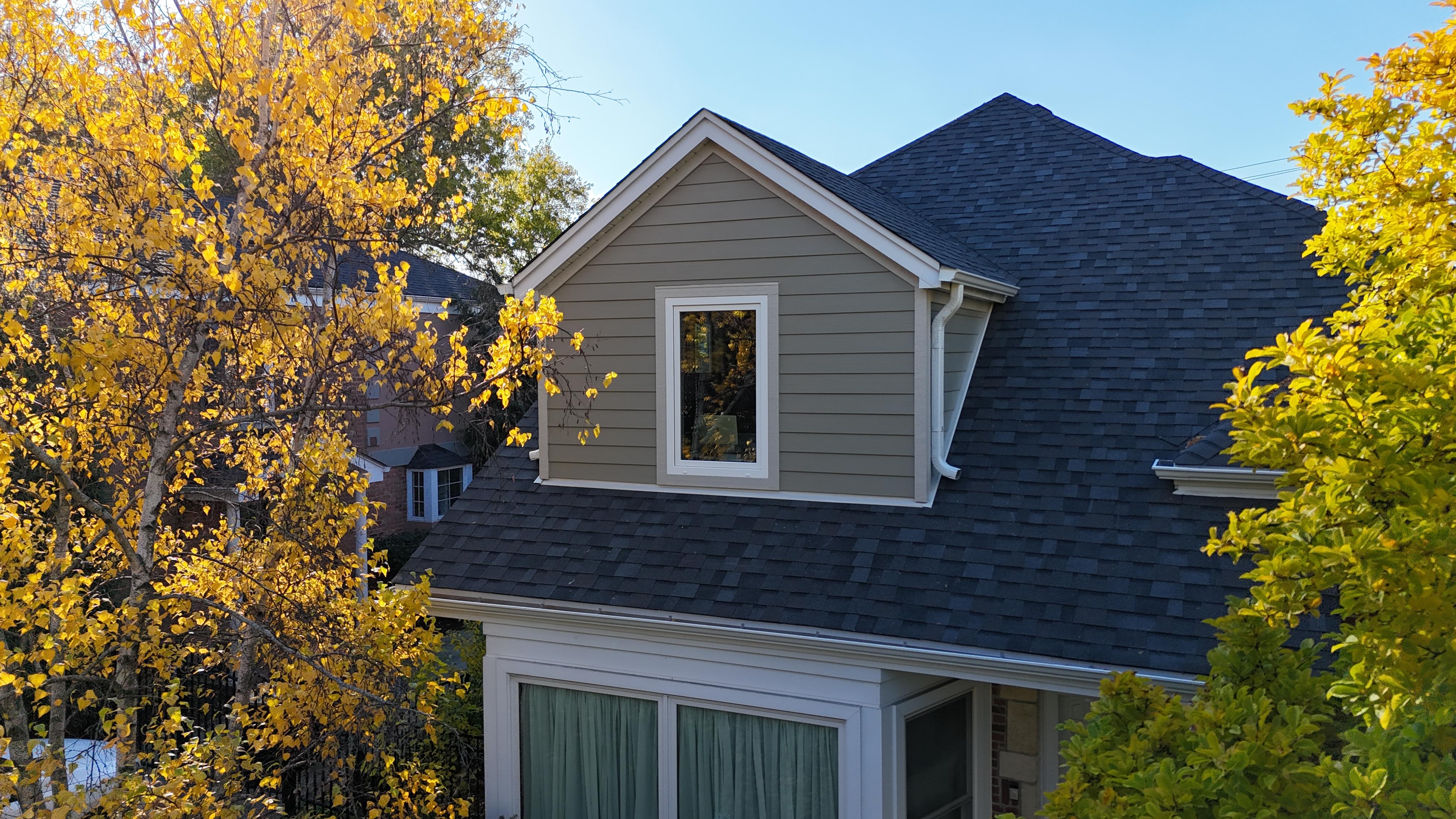 Arctic White James Hardie siding project in Bannockburn, IL
