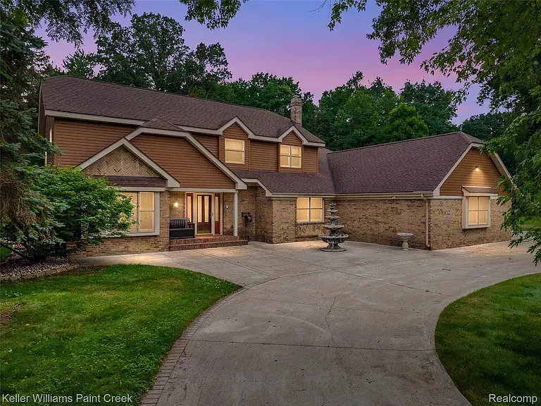 5408 Coral Ridge Dr, Grand Blanc, MI 48439