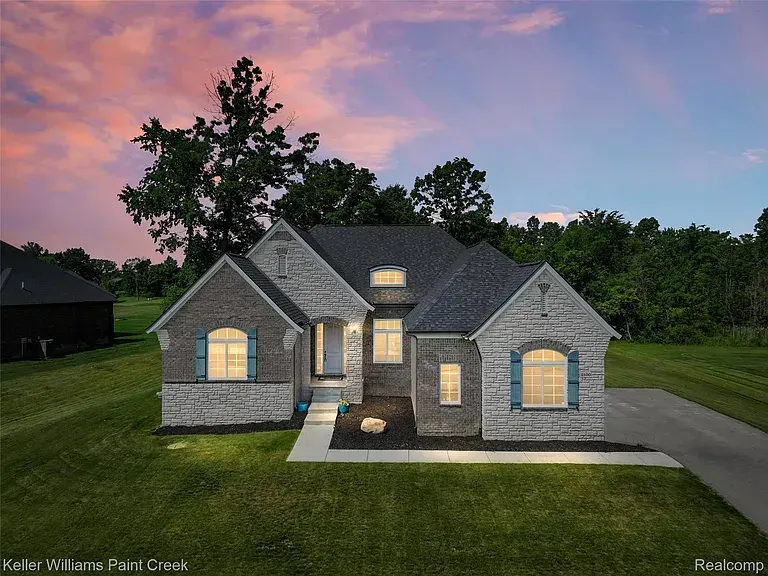2100 Shane Ct, Oxford, MI 48370