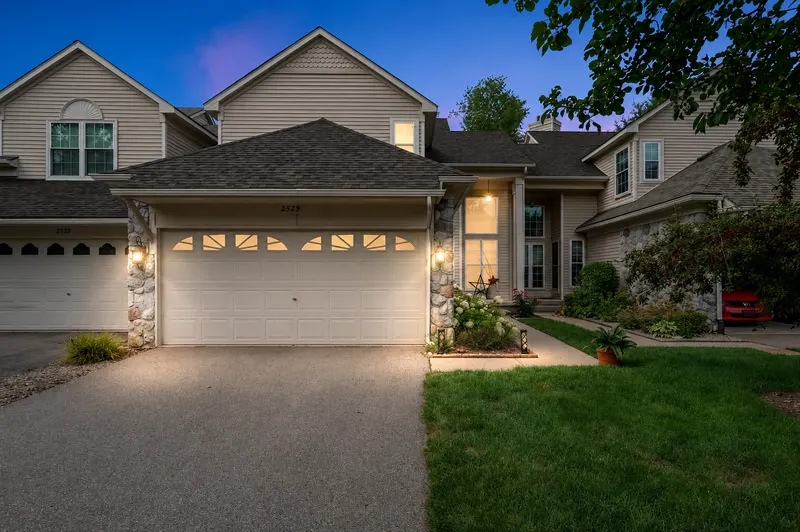 2529 Pine Dr, Wixom, MI 48393