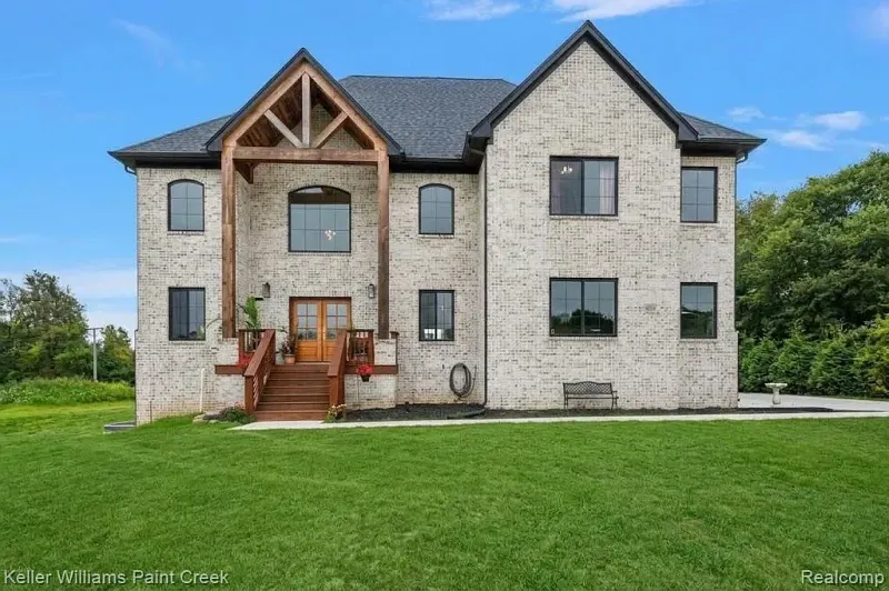 4850 Pinecrest Ct, Dryden, MI 48428