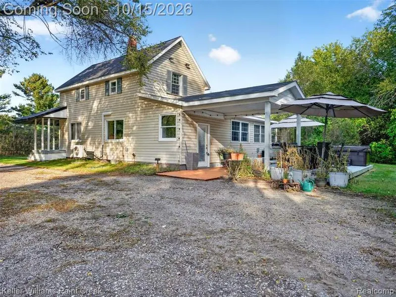 15 W Seidlers Rd, Kawkawlin, MI 48631