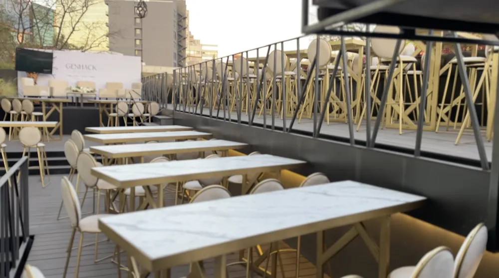 Mesas montadas para una cena en Rakia Rooftop