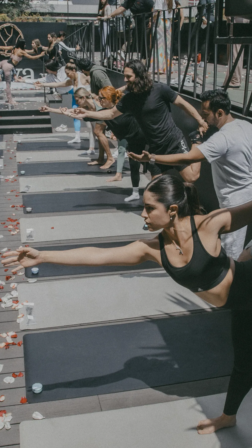 Clase de yoga al aire libre en Rakia Rooftop