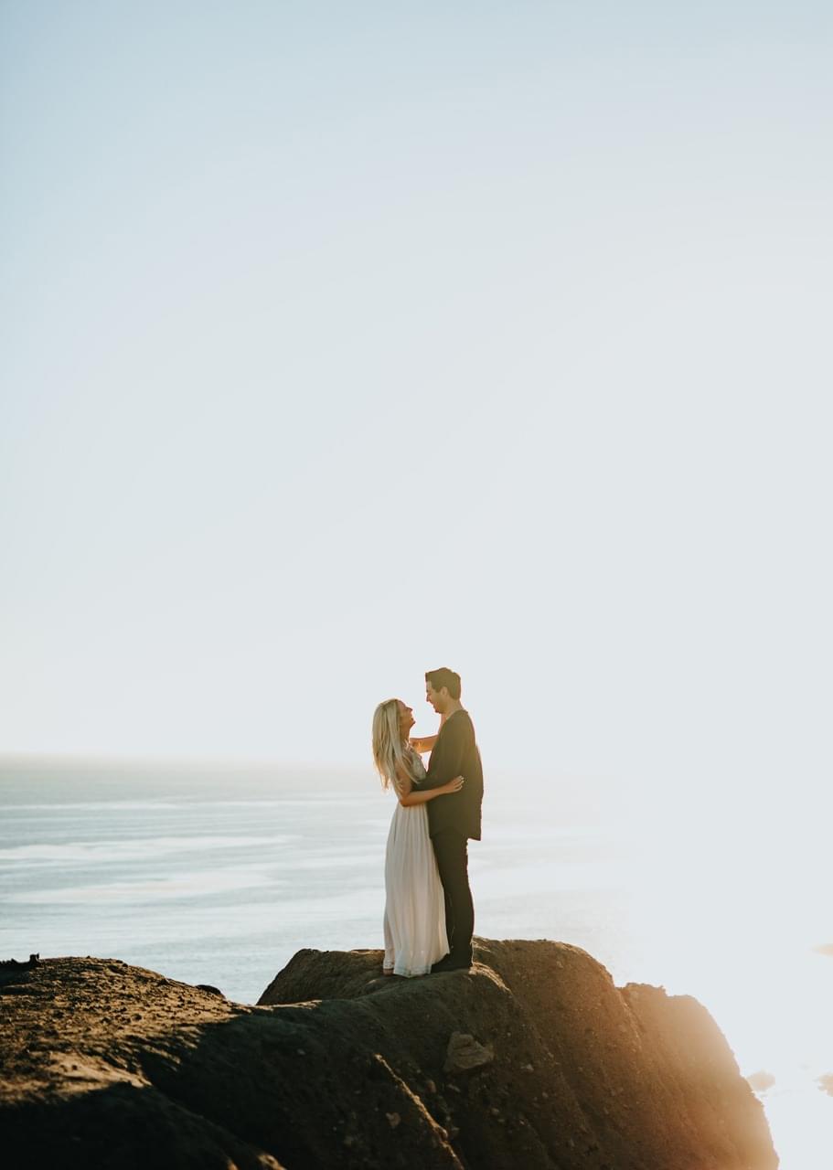 Un couple face à la mer