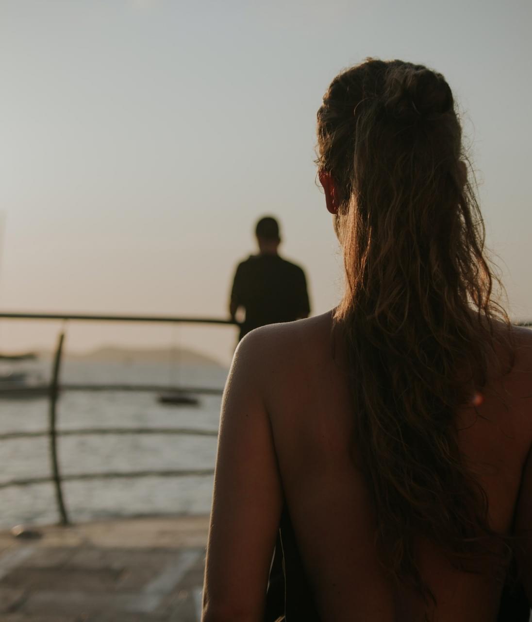 Une femme regarde un homme s'éloigner
