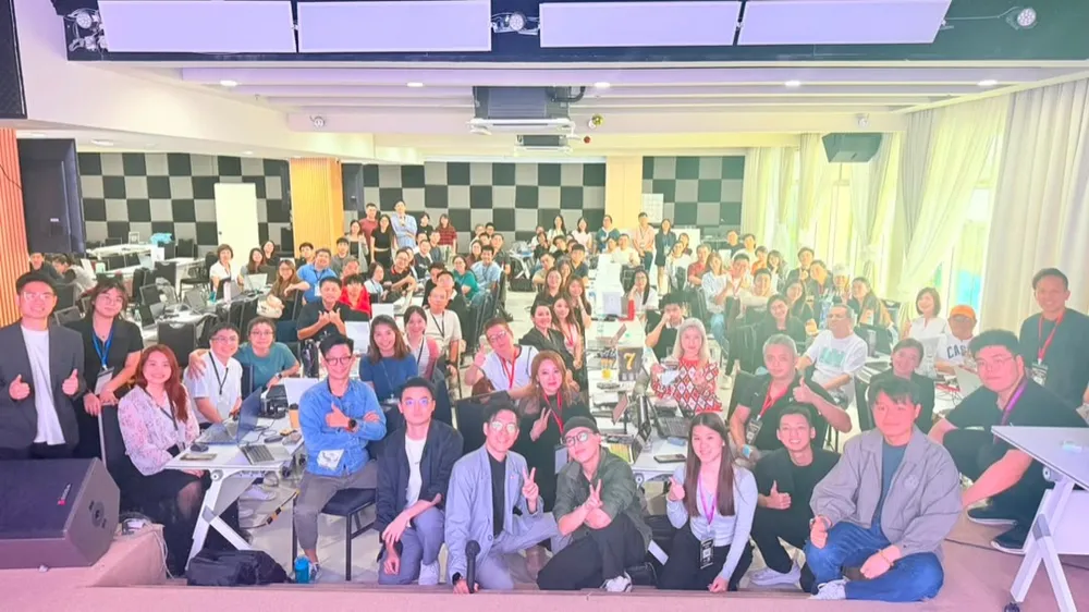 实战班现场:满座的课室, 前排学员比手势合照