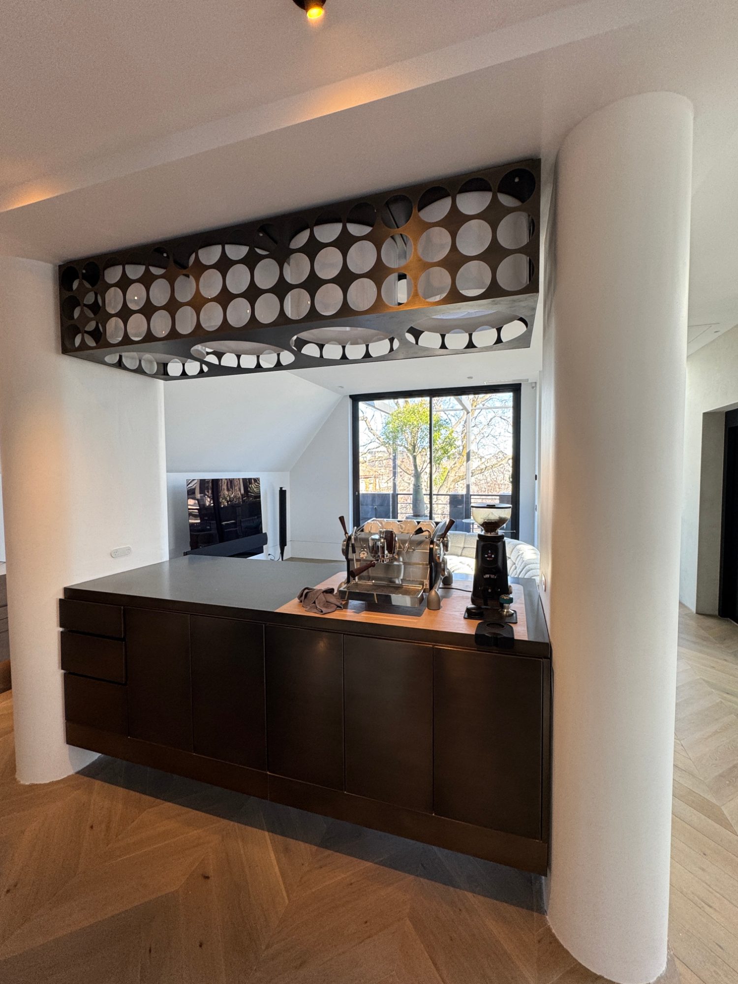 Bar with feature screen