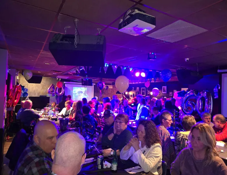 Ambiance de party et foule festive au Pop Bar Urbain