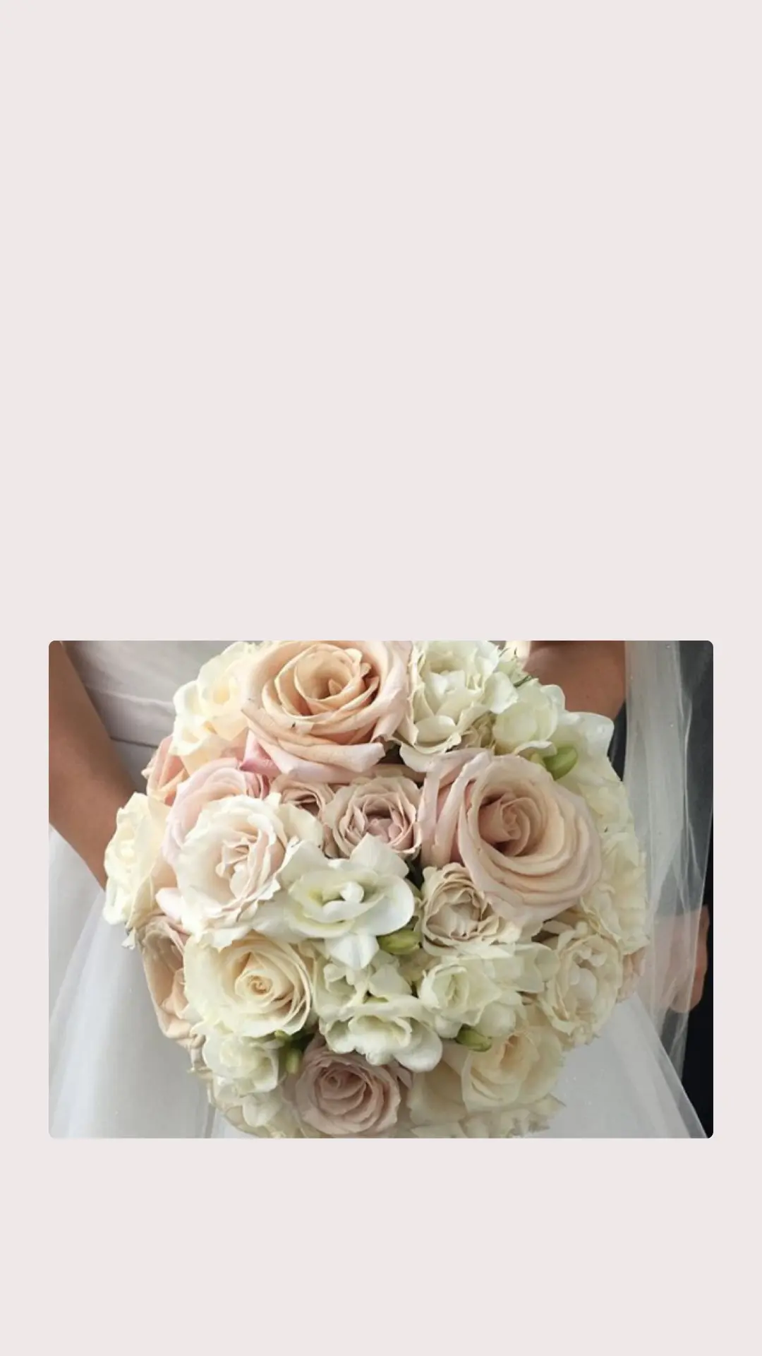 Bouquet de mariée de roses poudrées et ivoire