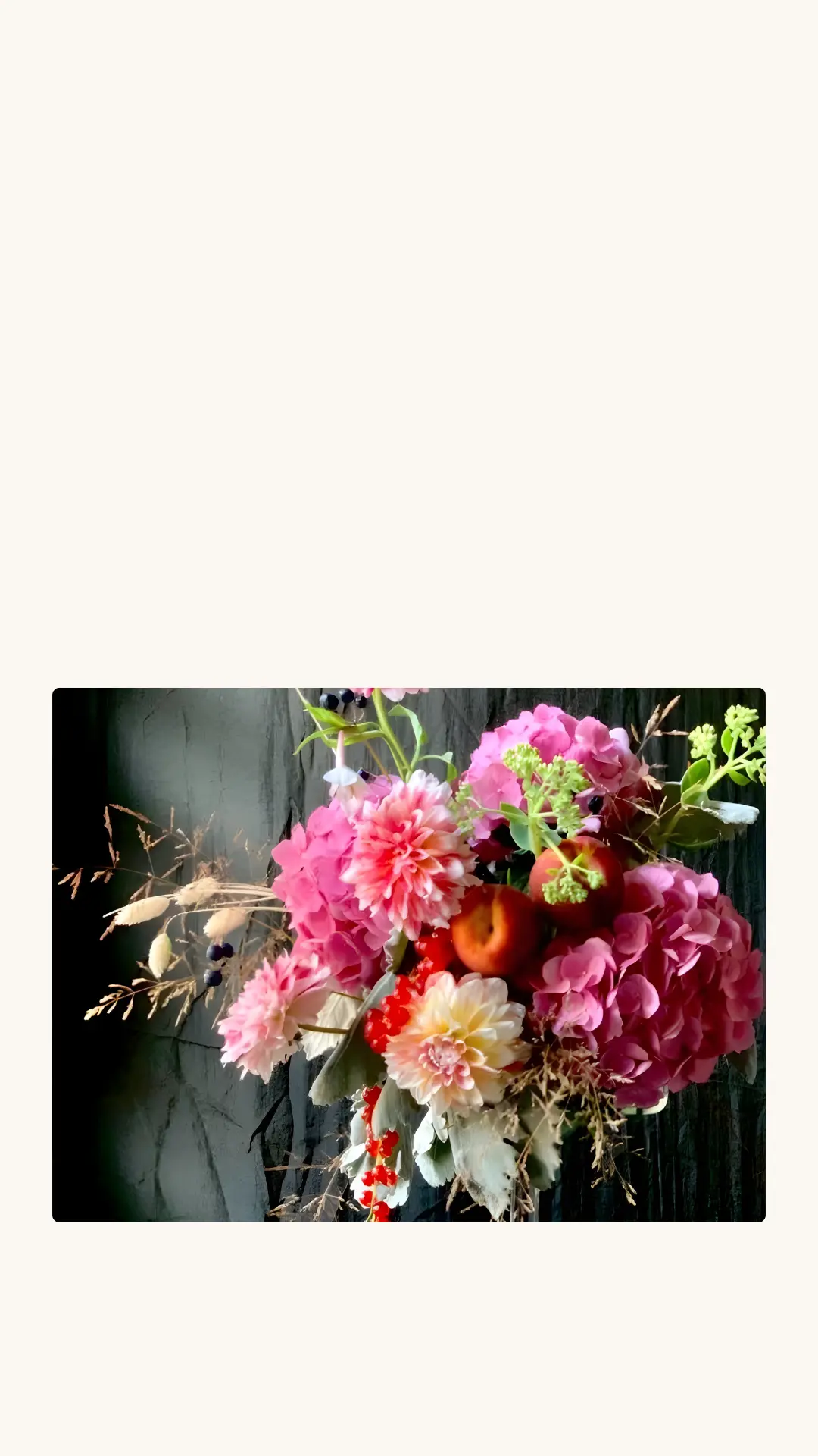 Arrangement événementiel d’hortensias roses et de dahlias