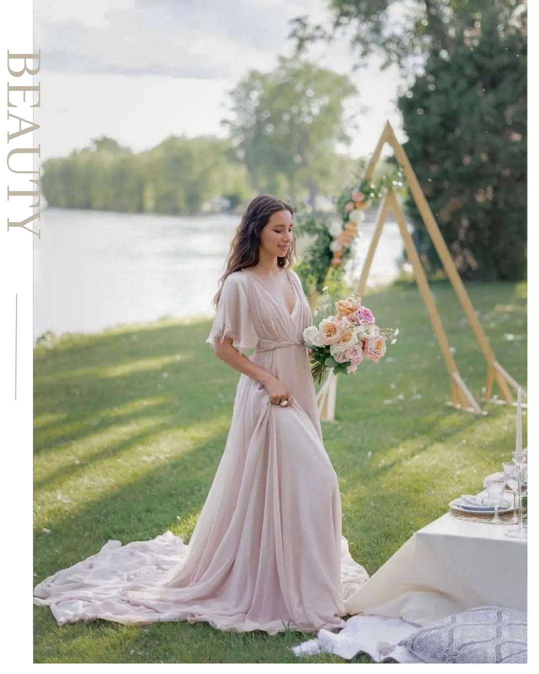Mariée en robe rose poudré portant un bouquet champêtre lors d’une cérémonie au bord d’un lac
