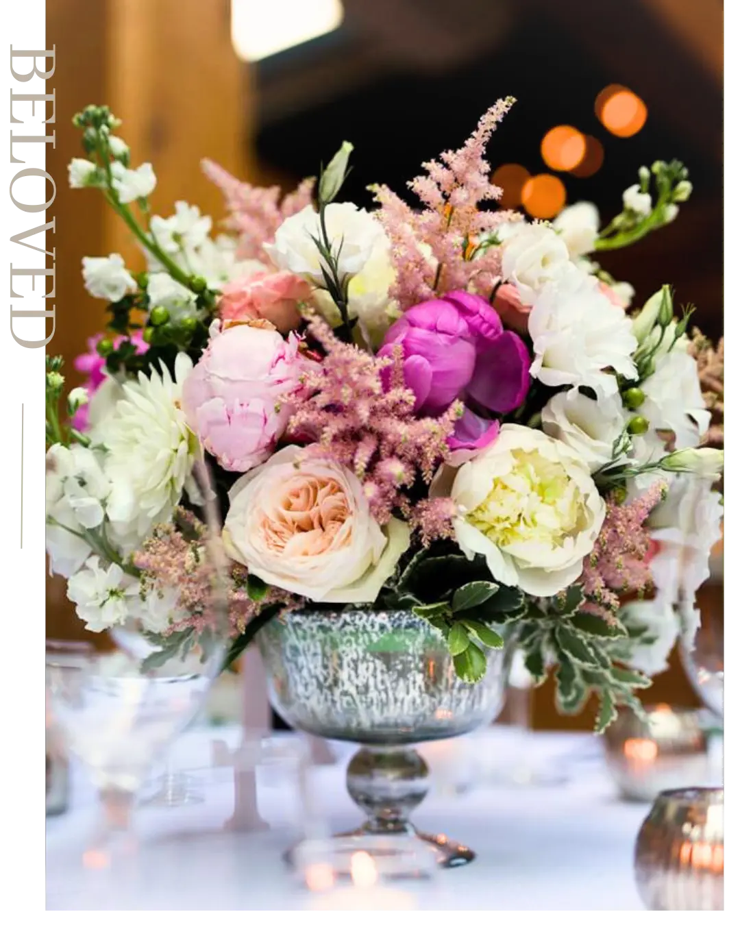Centre de table de mariage en pivoines et roses roses dans un vase argenté