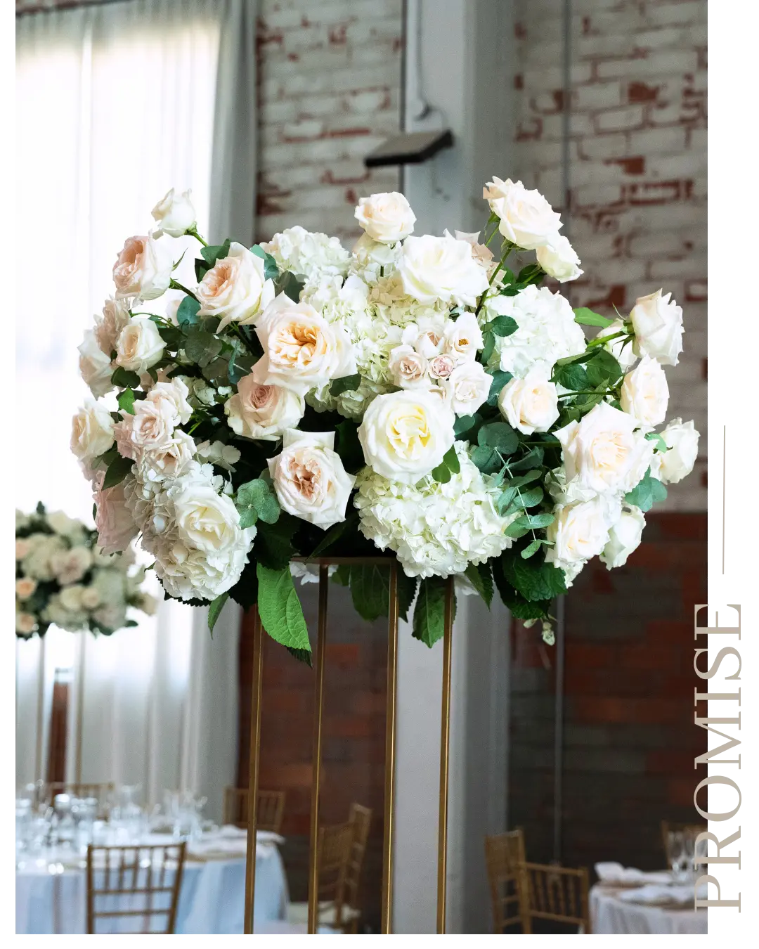 Grand centre de table de roses blanches sur un support doré