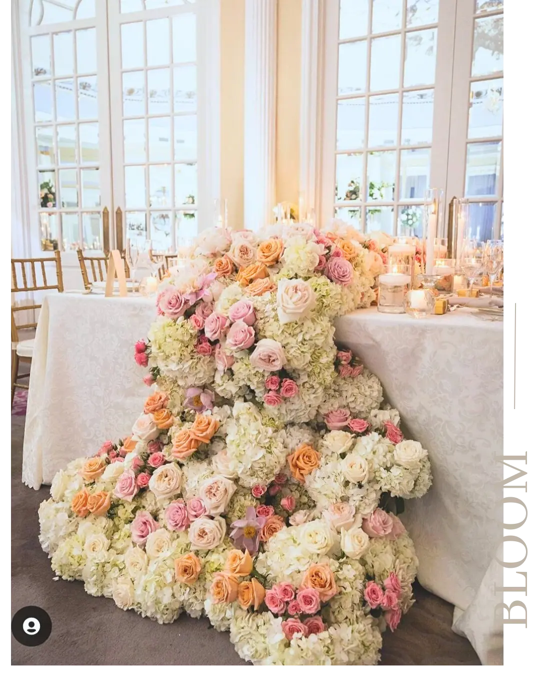 Cascade de roses et d’hortensias sur une table d’honneur de mariage